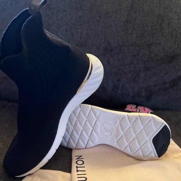 Exclusive and 100% authentic LV slip on sneakers for women. - Picture 6 of 7